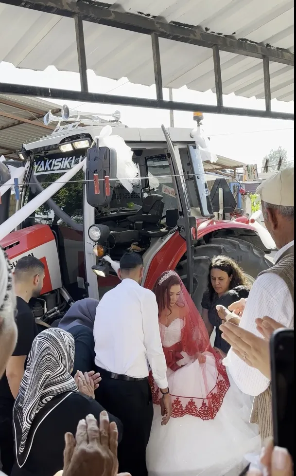 Osmaniyeli çiftçi düğününde lüks araç yerine traktörünü süsledi