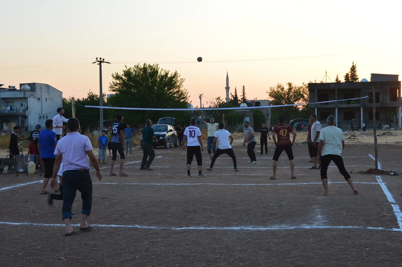 Mardinli köylülerin voleybol aşkı yetkilileri harekete geçirdi