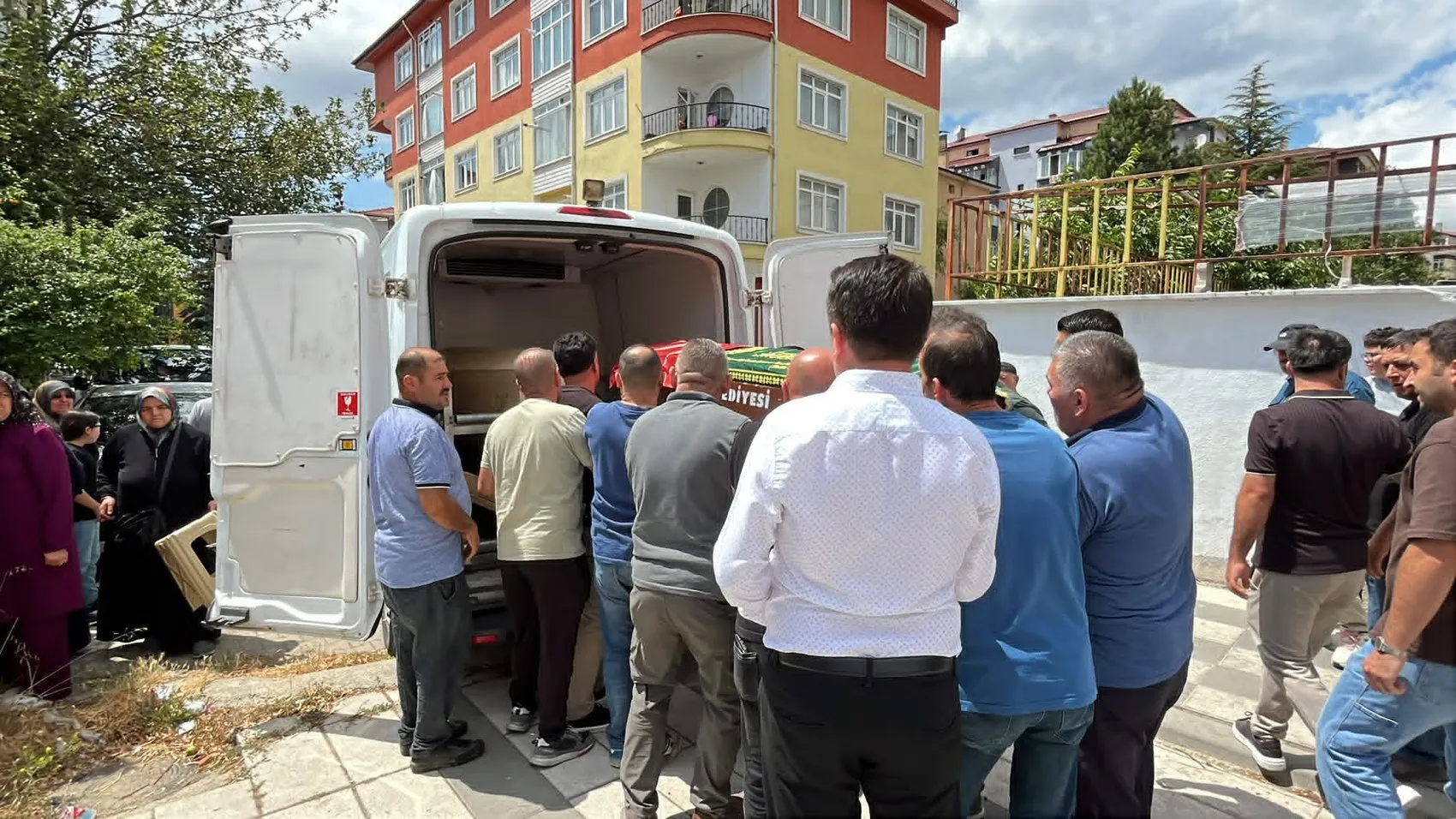 Bolu'da uçurumdan düşen araçtaki iki genç toprağa verildi