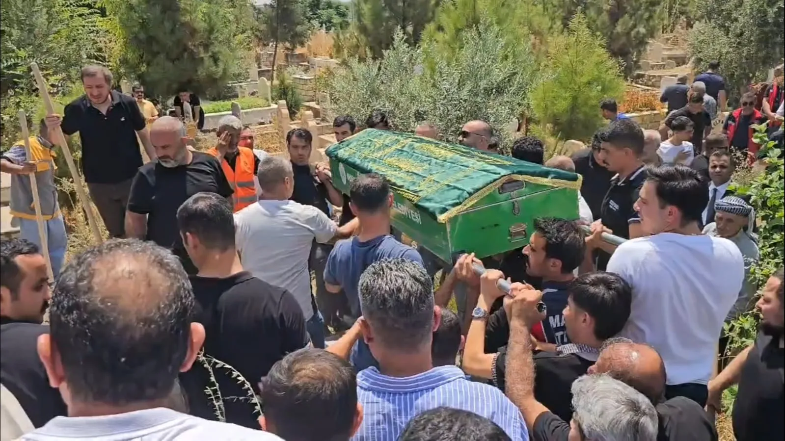 Görev başında şehit olan itfaiyeci Ömer Kaplan toprağa verildi