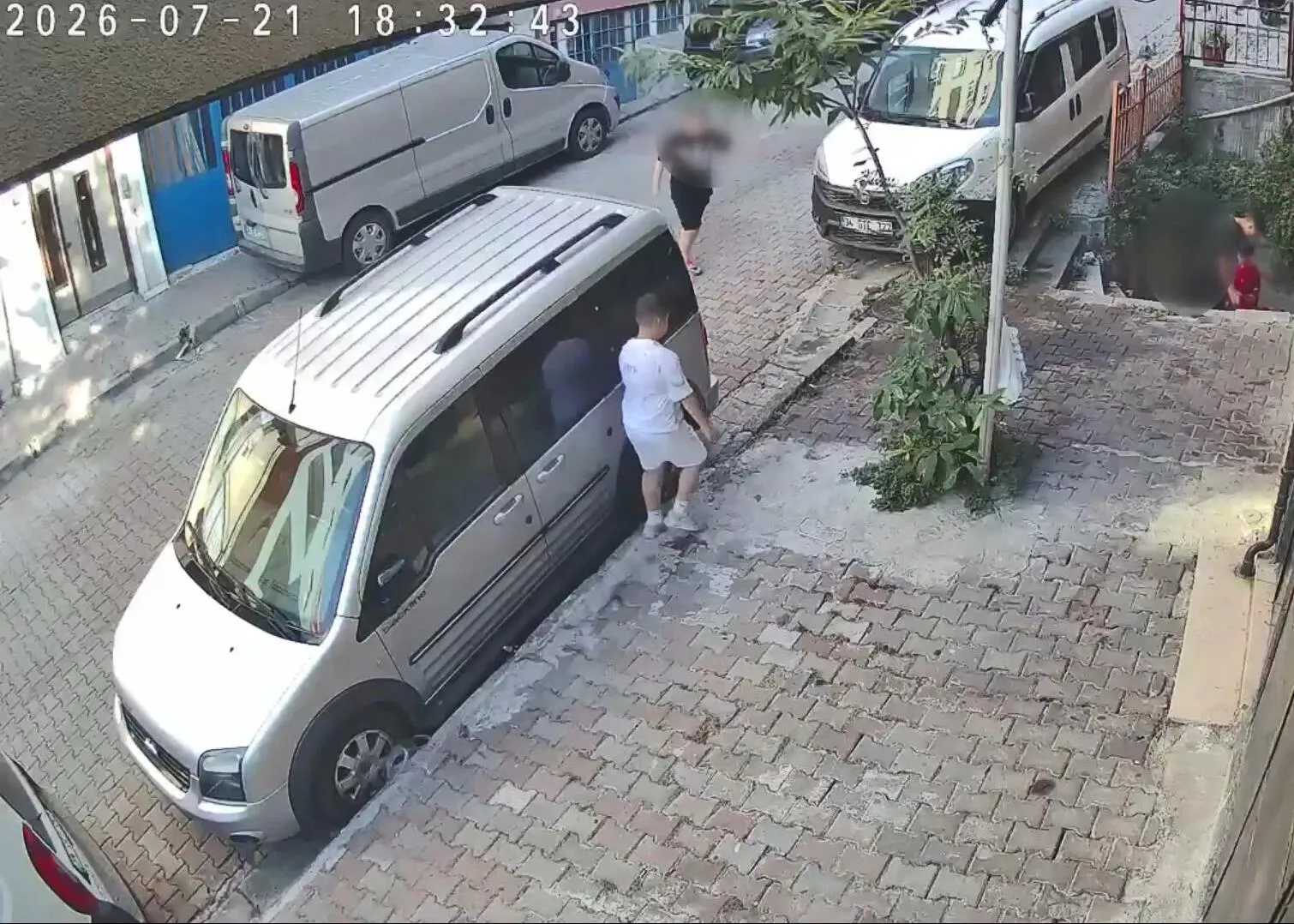 Kağıthane’de çocukların yaktığı lastik yangını mahalleyi dumana boğdu