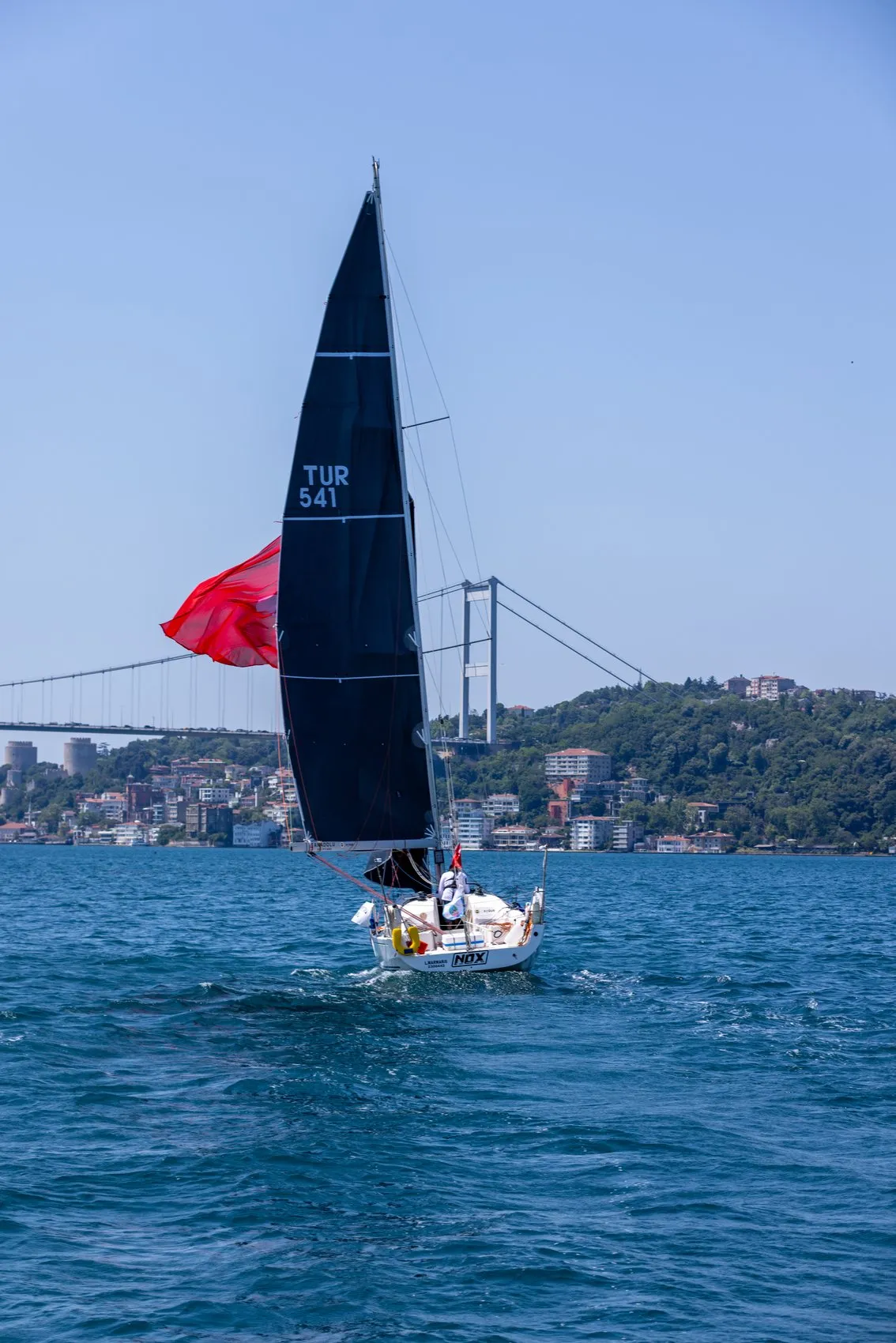Milli yelkenci Doğukan Kandemir solo Türkiye turunda İstanbul Boğazı'nı geçti