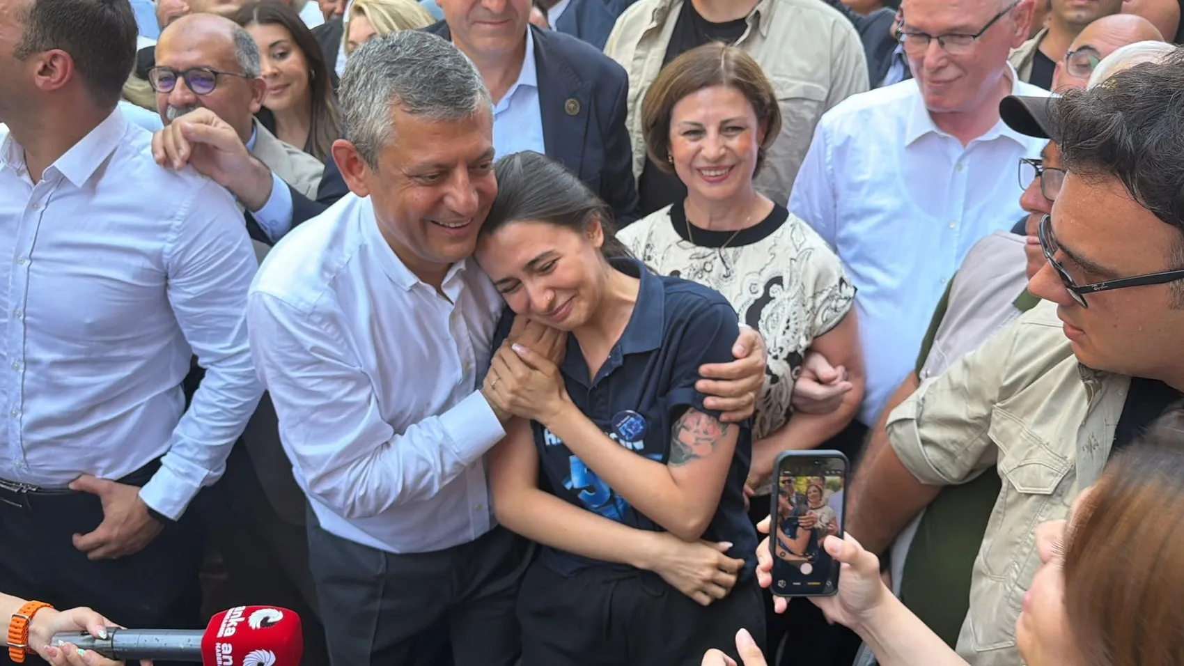 Özgür Özel Eskişehirde yönetimi görevden alınan il başkanına sahip çıktı