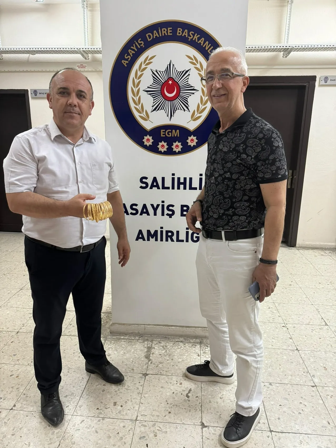 Manisalı kuyumcudan 2,5 milyonluk altın çalan hırsız tarlada yakalandı