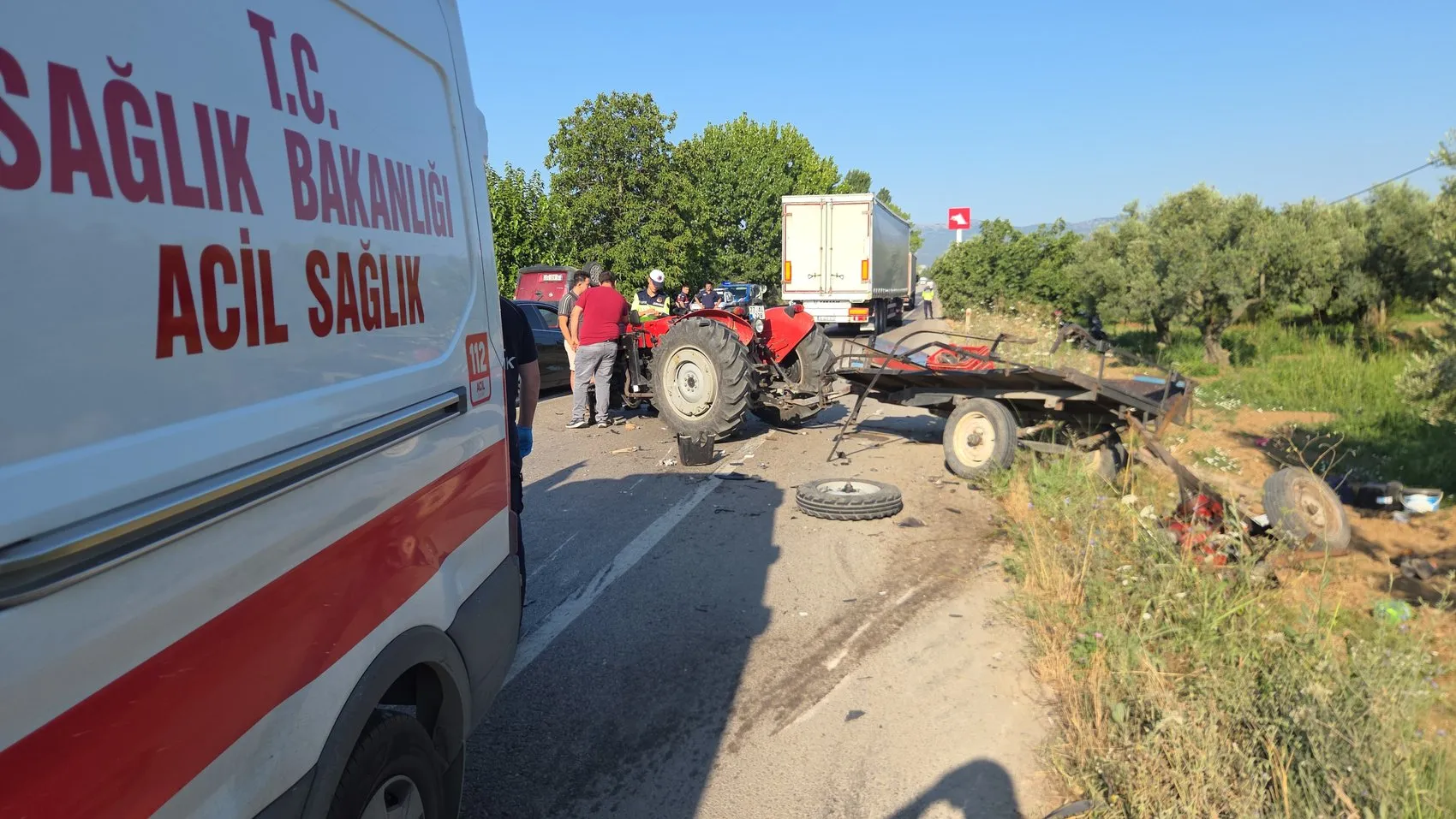 Orhangazi yolunda traktöre çarpan araç devrildi