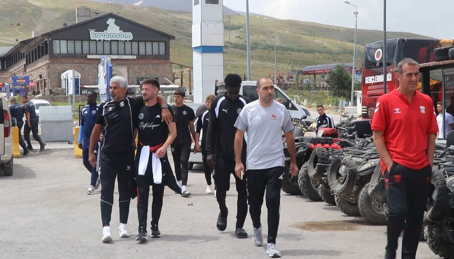 Erciyes kampındaki futbolcular Cuma namazında buluştu