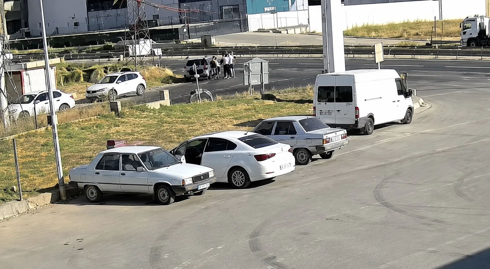 Viranşehir yolunda dehşet anları Sürücüyü dövüp silahını çaldılar
