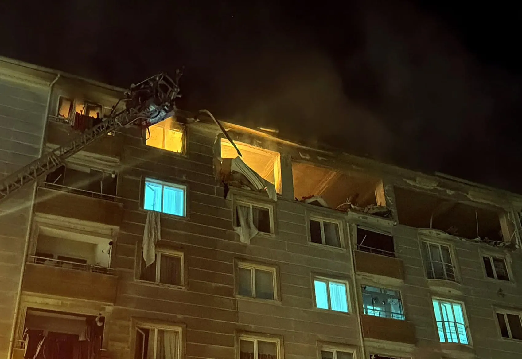 Çorlu'da apartman dairesini sarsan patlama bir can aldı