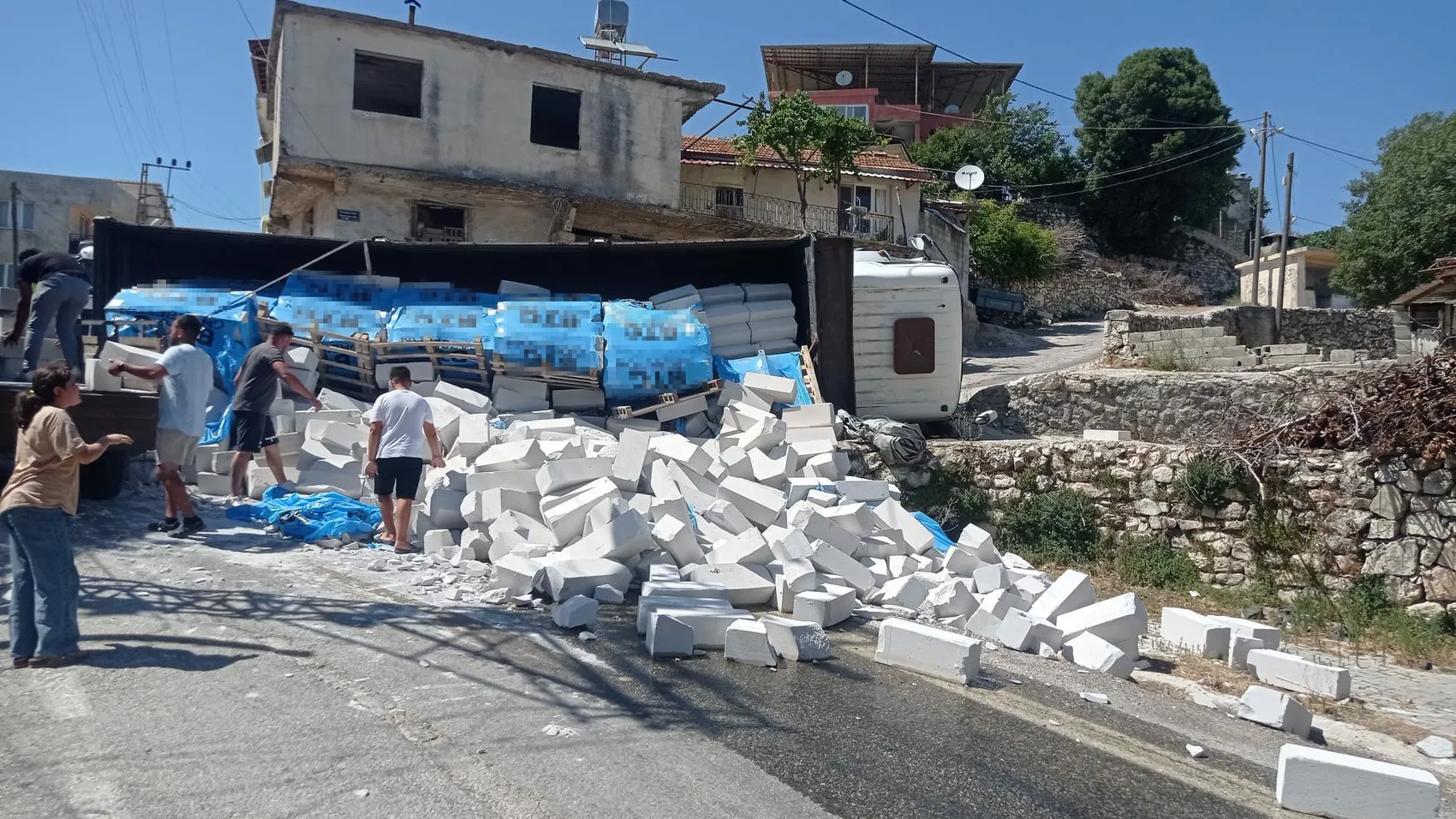 Hatay'da kontrolden çıkan kamyon devrildi