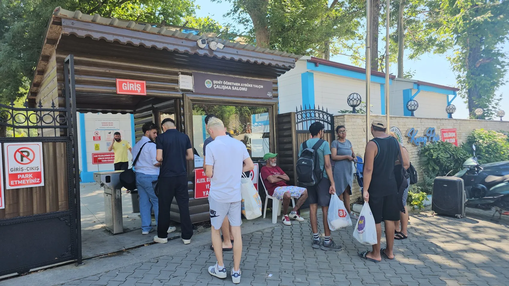 Zonguldak Kapuz Plajı'nda adım atacak yer kalmadı