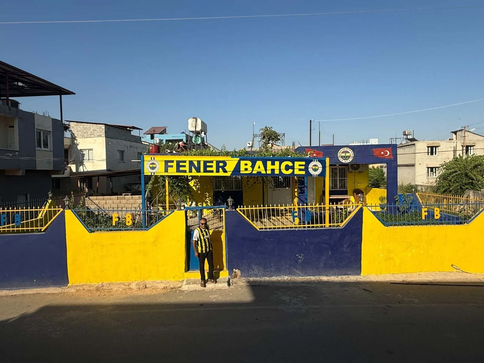 Hataylı depremzede evini Fenerbahçe renklerine boyadı