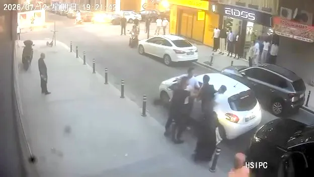 Avcılar trafiğinde tekme tokat kavga anı kameraya yansıdı