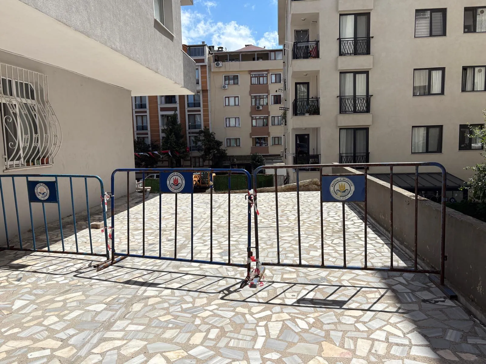 Kağıthane’de inşaat kazası Dozer balkonu yerle bir etti