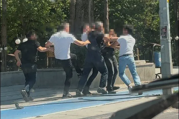 Düzce'de alışveriş merkezi önünde meydan dayağı