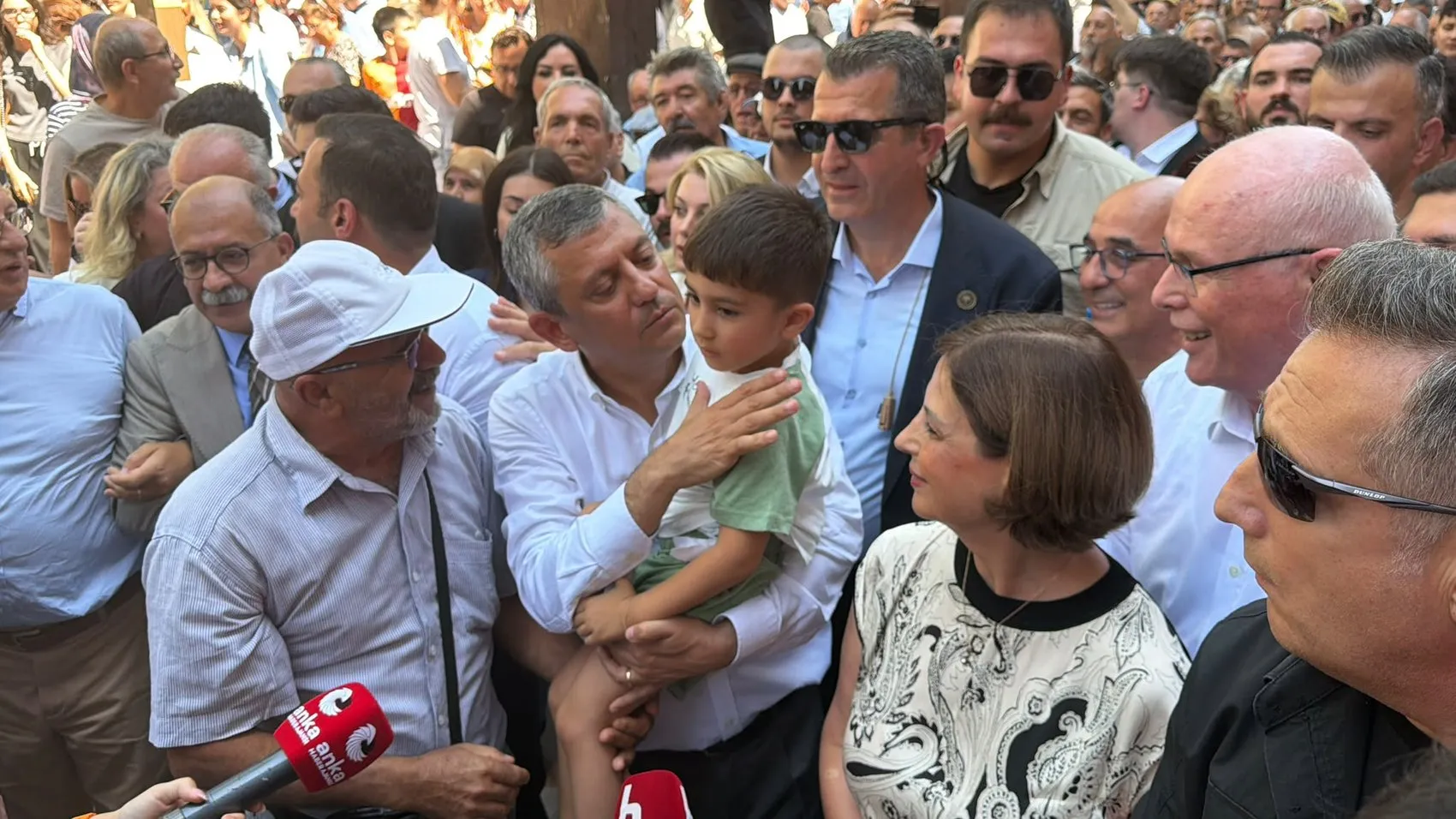 Özgür Özel Eskişehirde yönetimi görevden alınan il başkanına sahip çıktı