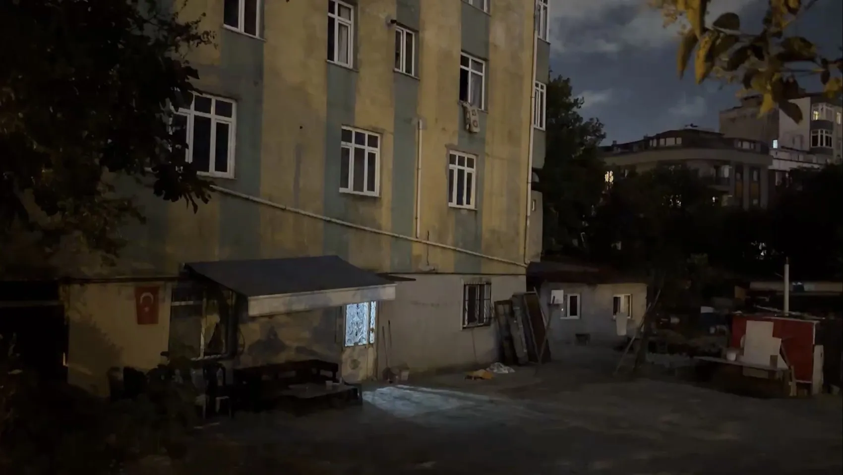 Kağıthane'de tadilat kavgası kanlı bitti Bir evde 3 kişi ağır yaralandı