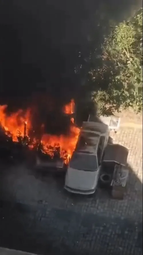 Gemlik'te park halindeki araçlar bir anda küle döndü