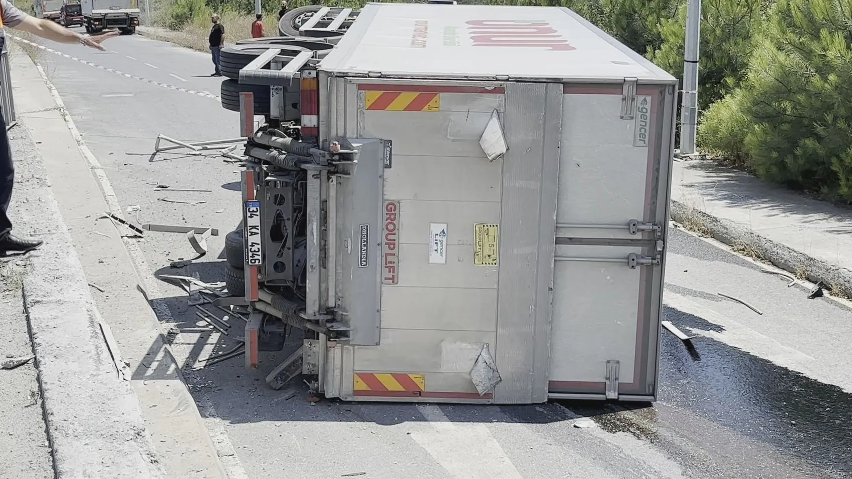 Arnavutköy'de market kamyonu bariyerleri aşıp yan yola devrildi