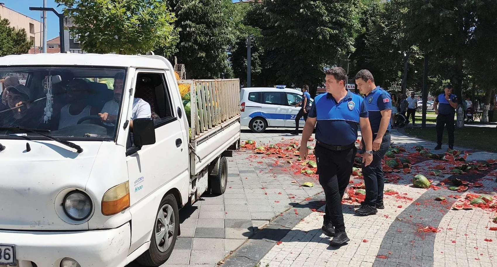 Tekirdağ'da seyyar satıcı belediye önünde karpuzları parçaladı