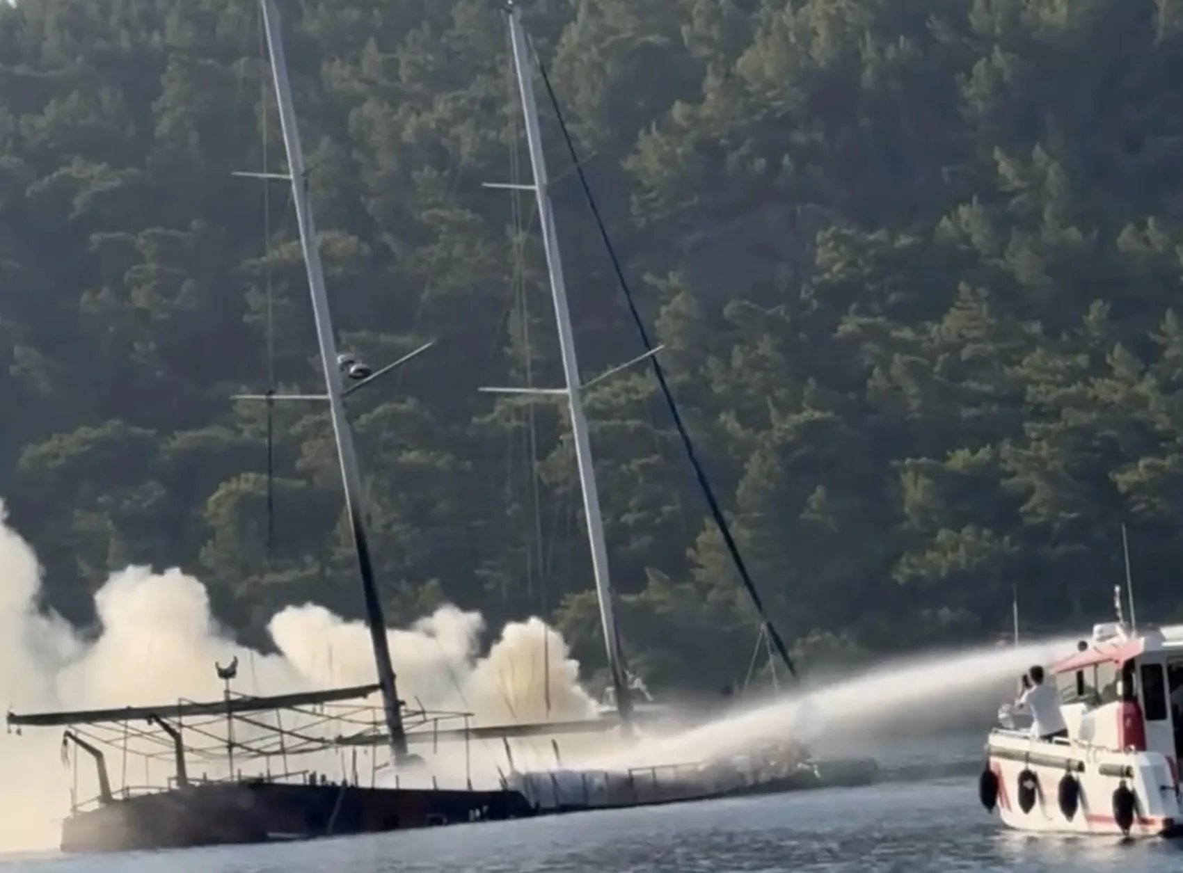 Göcek koyunda alevlere teslim olan lüks tekne battı