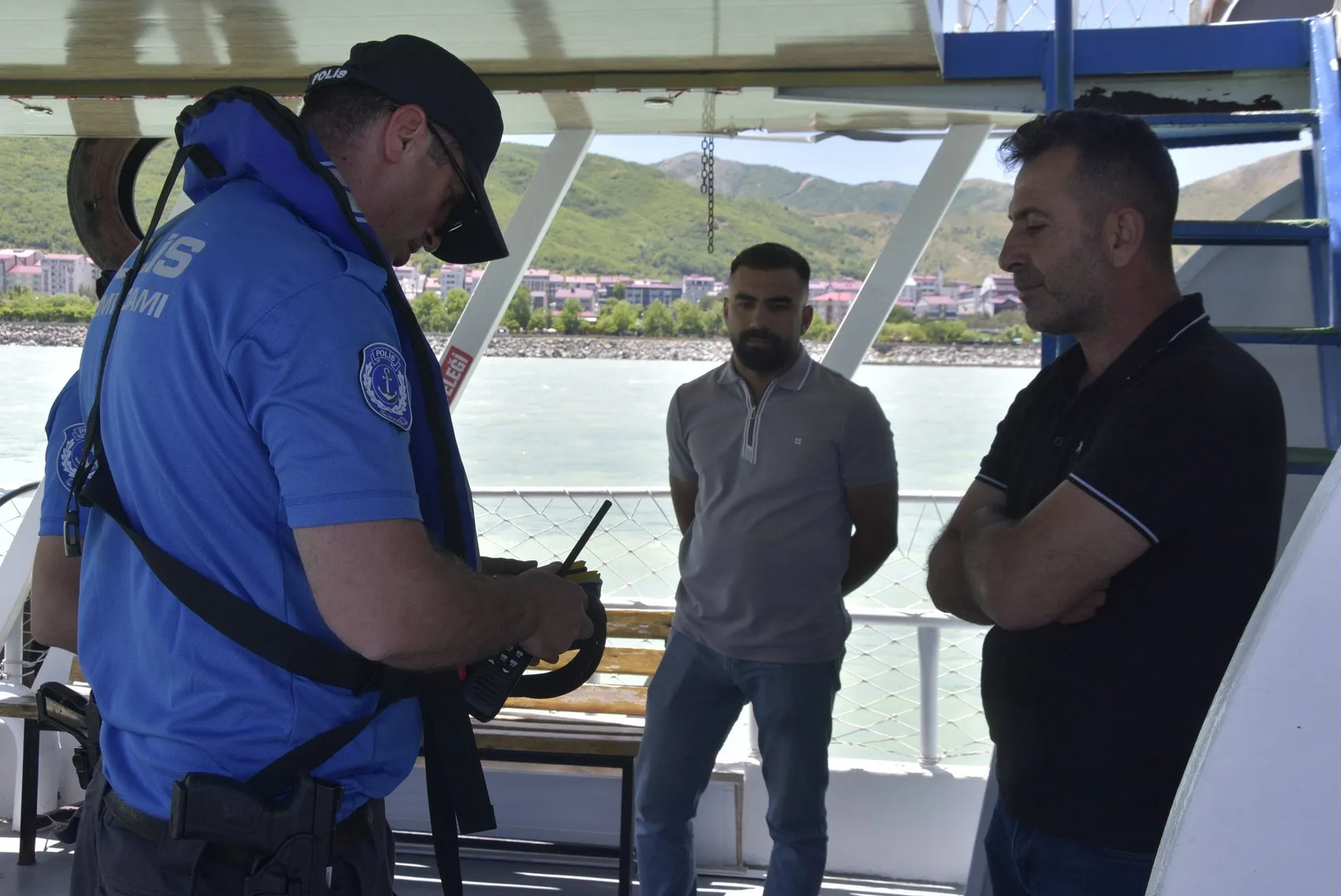 Van Gölü’nde balıkların zorlu göç yolculuğuna polis koruması