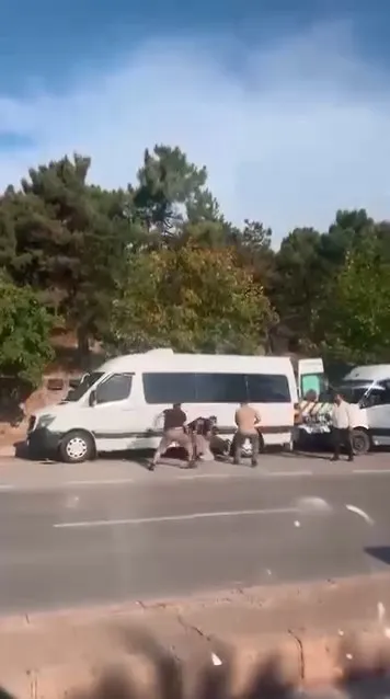Gebze trafiğinde sopalı saldırı kamerada