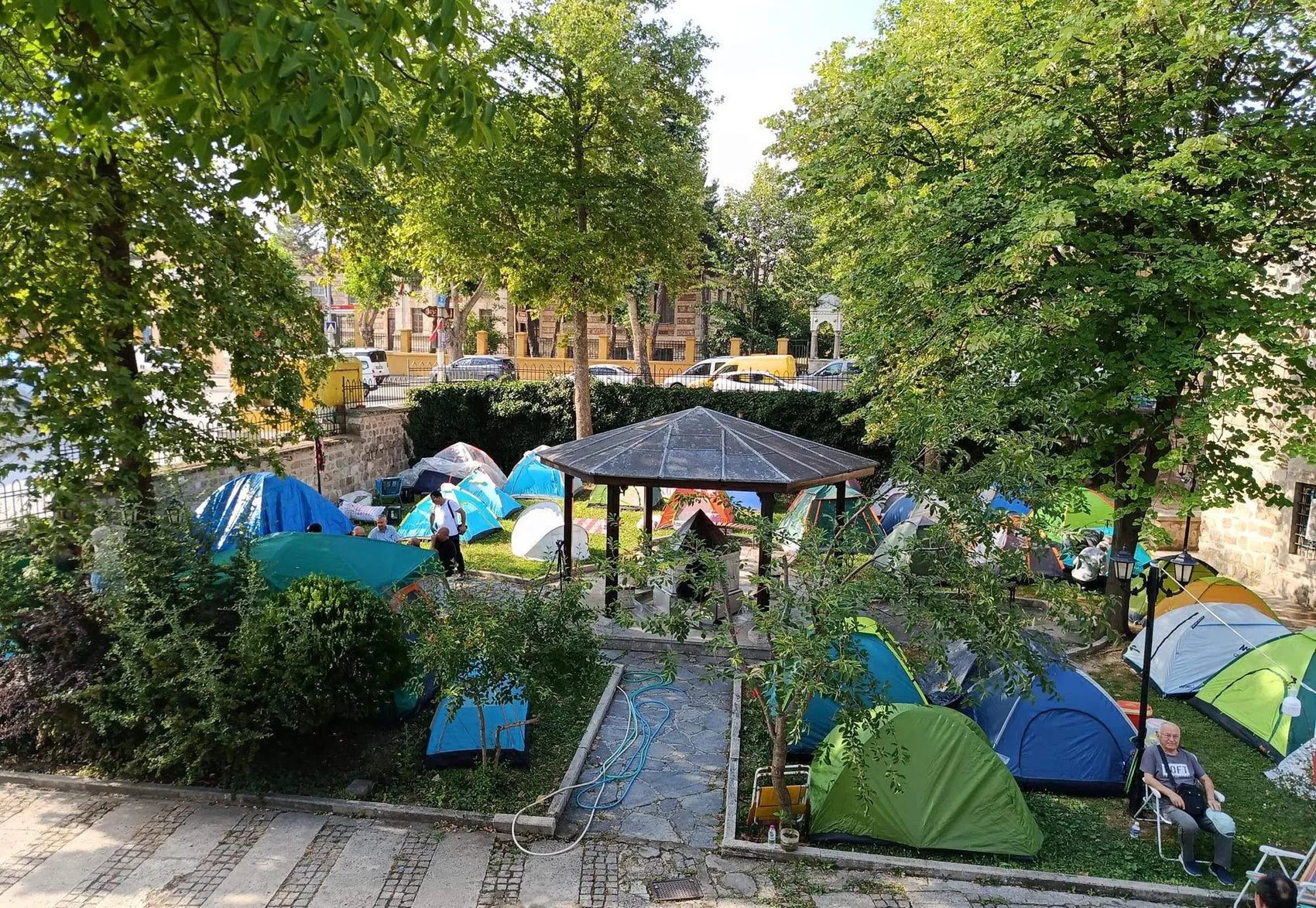 Kırkpınar tutkunları otel bulamayınca çadırlarını cami avlusuna kurdu