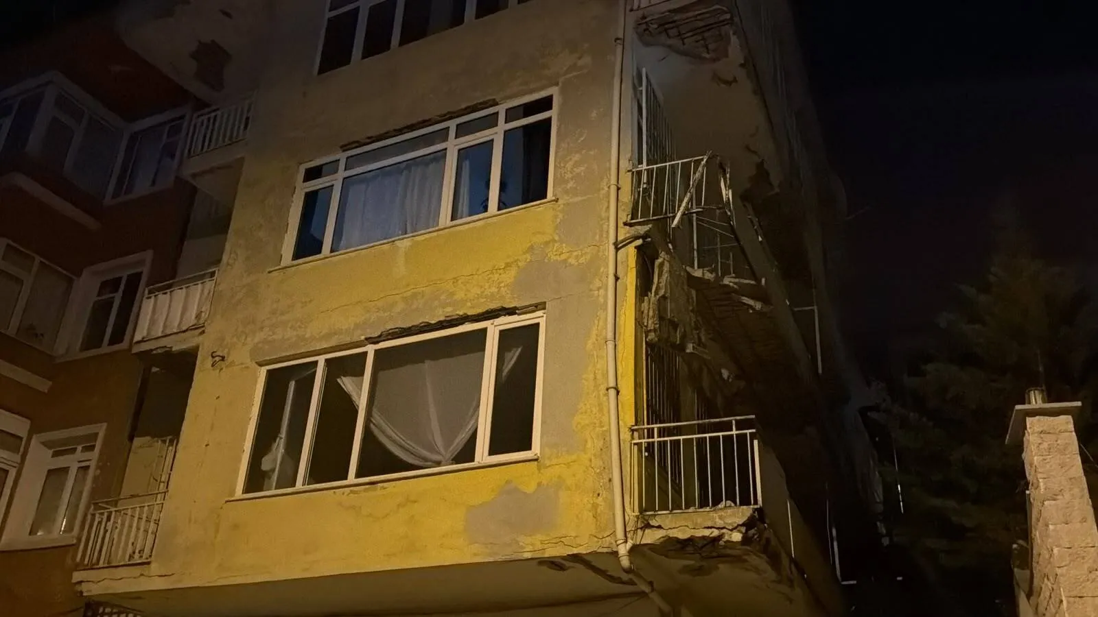 Üsküdar’da aniden çöken balkon sonrası bina mühürlendi