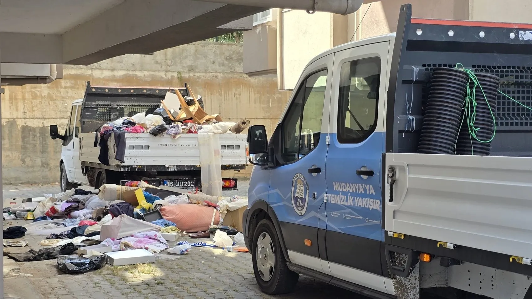 Bursa'da çöp eve dönüşen dairede mahsur kalan yaşlı adam kurtarıldı