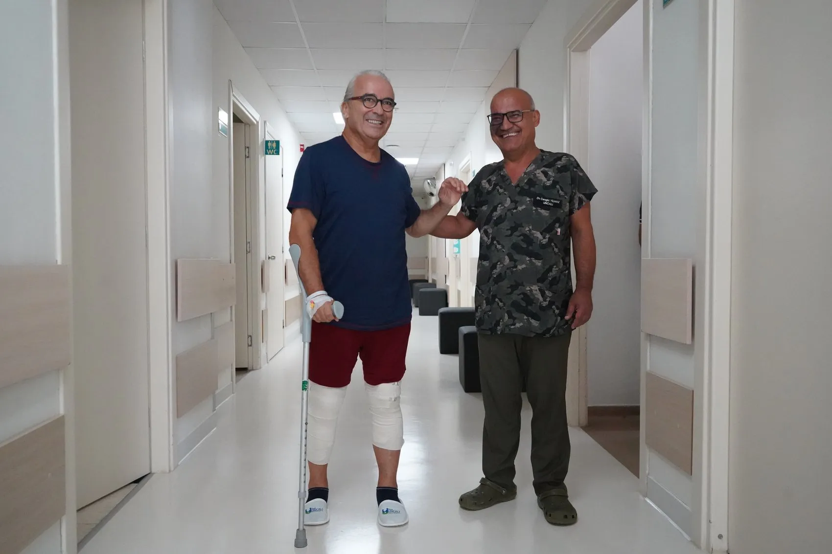 Tiyatrocu Sabri Özmener robotik cerrahiyle diz ağrılarına veda etti
