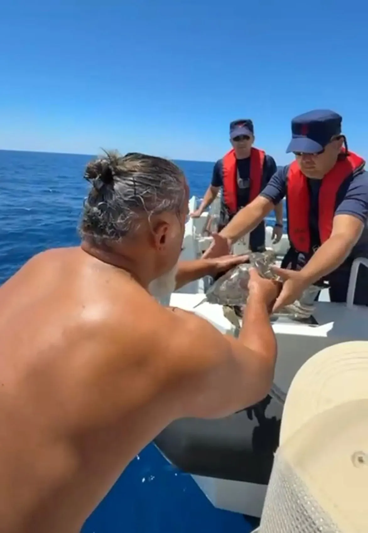 Alanya açıklarında tur teknesi kaptanından örnek kurtarma operasyonu