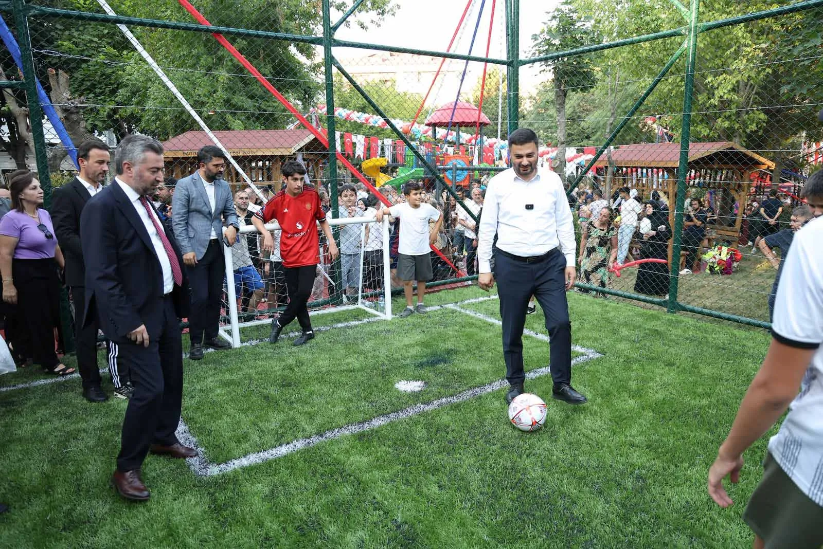 Kağıthane'de yenilenen Muammer Aksoy Parkı kapılarını açtı