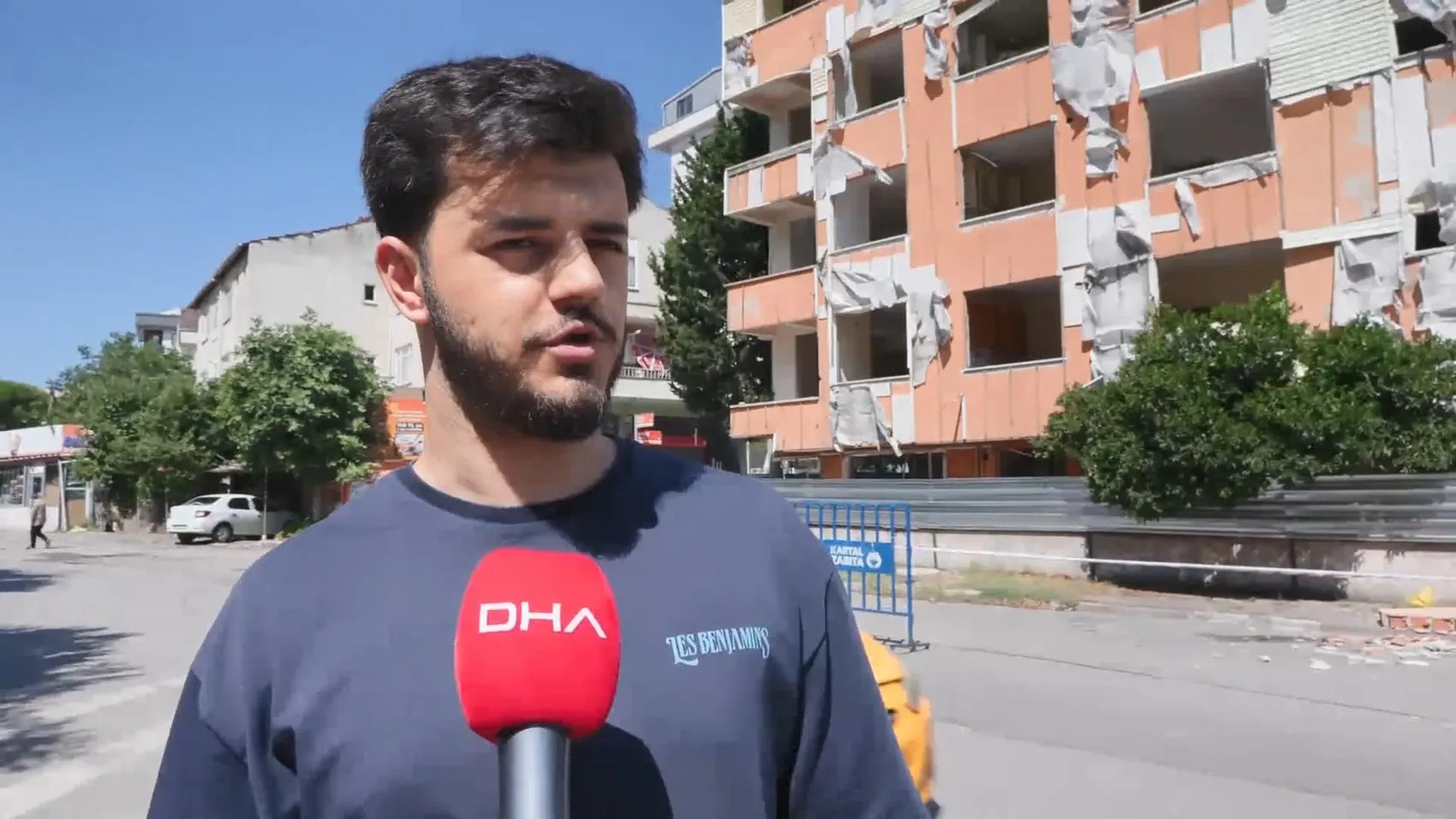 Kartal’da boşaltılan binanın balkonları gece yarısı büyük gürültüyle çöktü
