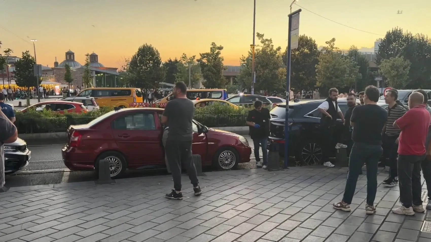 Üsküdar'da park halindeki araçta cansız bir beden bulundu