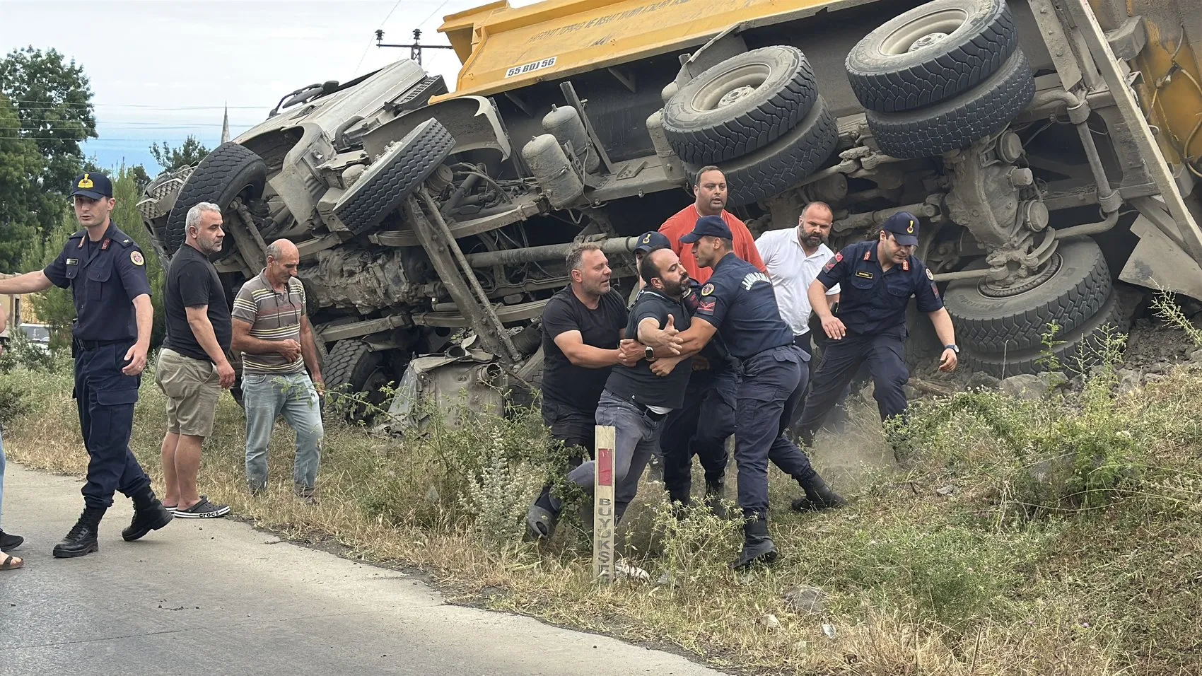 Samsun'da hafriyat kamyonu yokuş aşağı devrildi 1 ölü