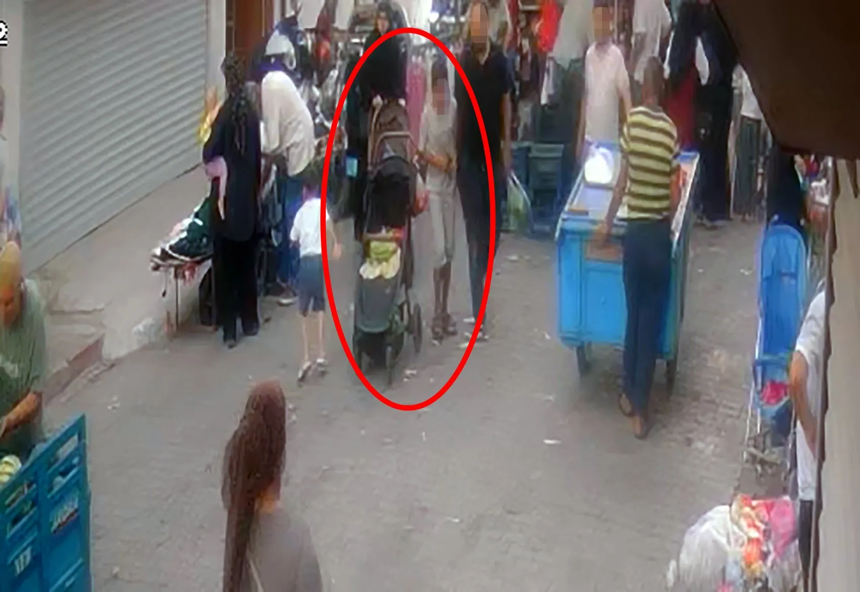 Adana'da pazarda yankesicilik için 12 yaşındaki çocuğu kullandı
