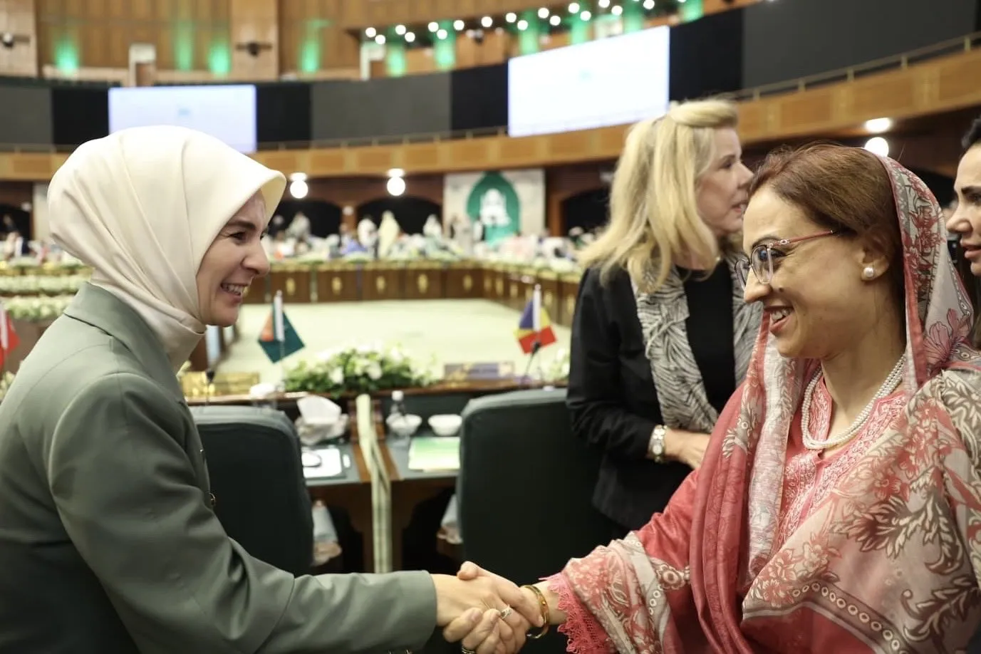 Bakan Göktaş Pakistan’daki İslam dünyası kadın zirvesinde buluştu