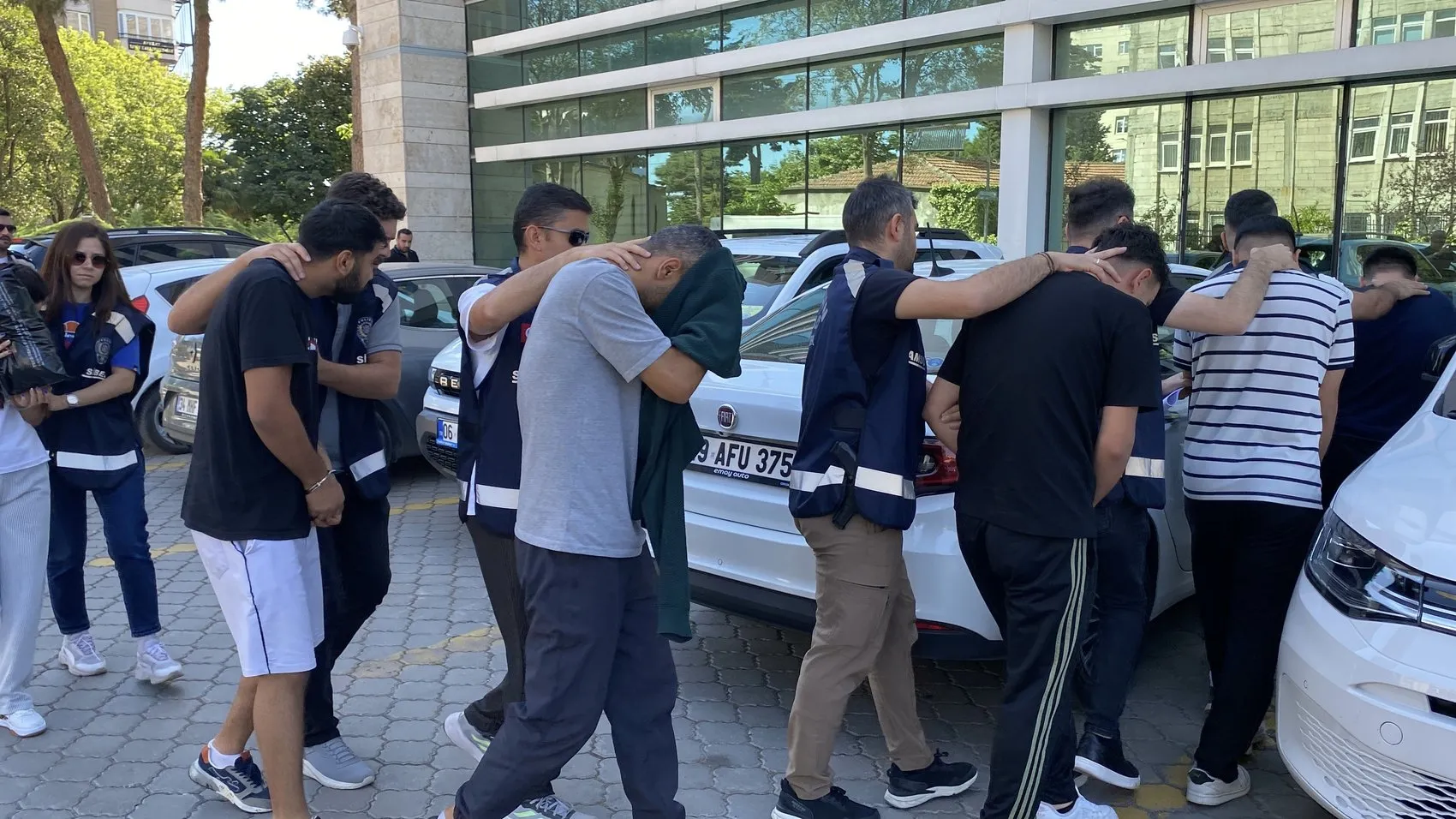 İnternetten sahte ürün satan çeteye dört ilde baskın