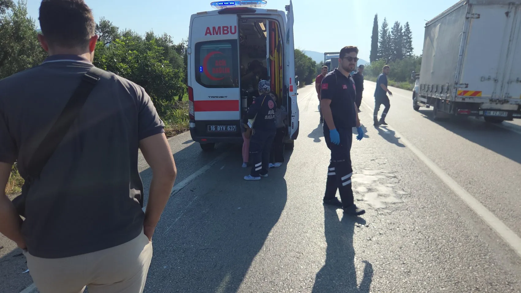 Orhangazi yolunda traktöre çarpan araç devrildi