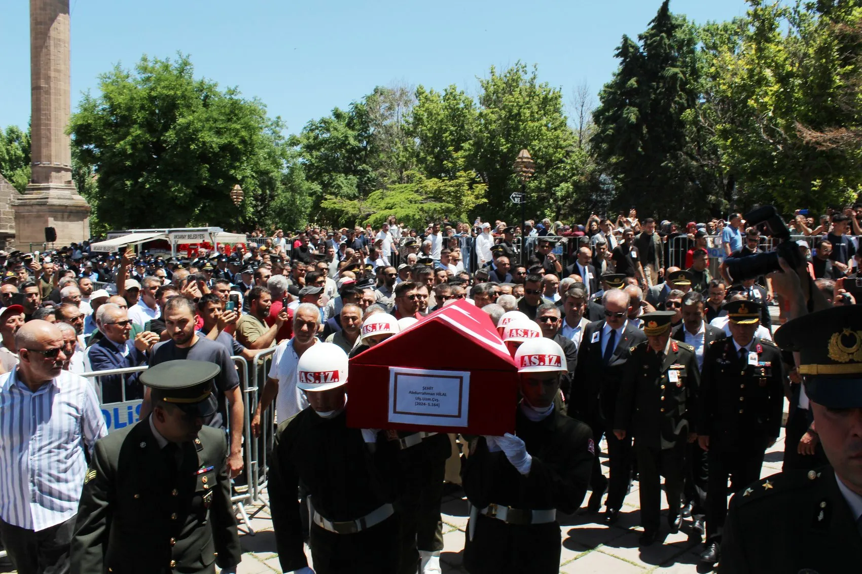 Aksaray şehidini binlerce kişiyle son yolculuğuna uğurladı