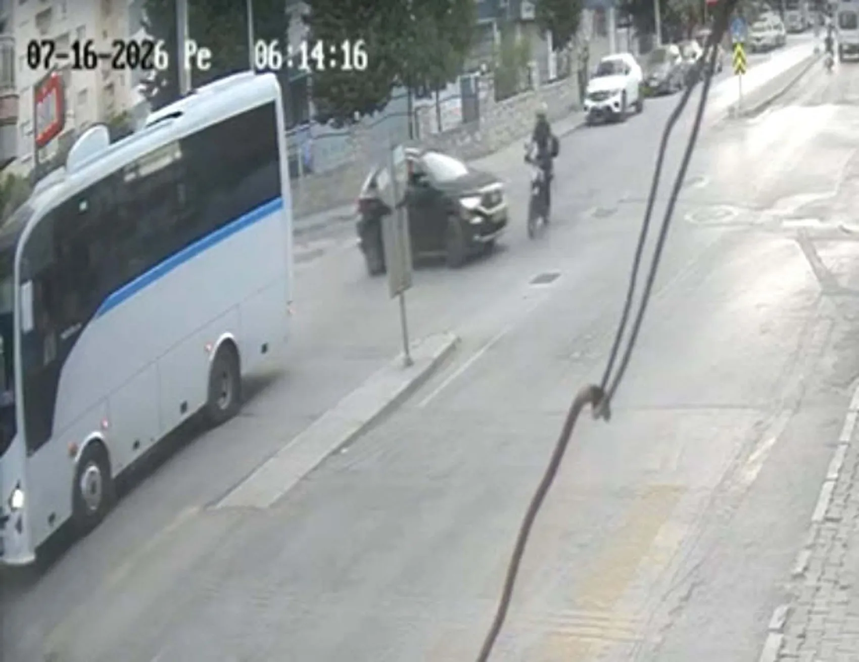 Buca'da motosiklet sürücüsüne çarpıp kaçtı