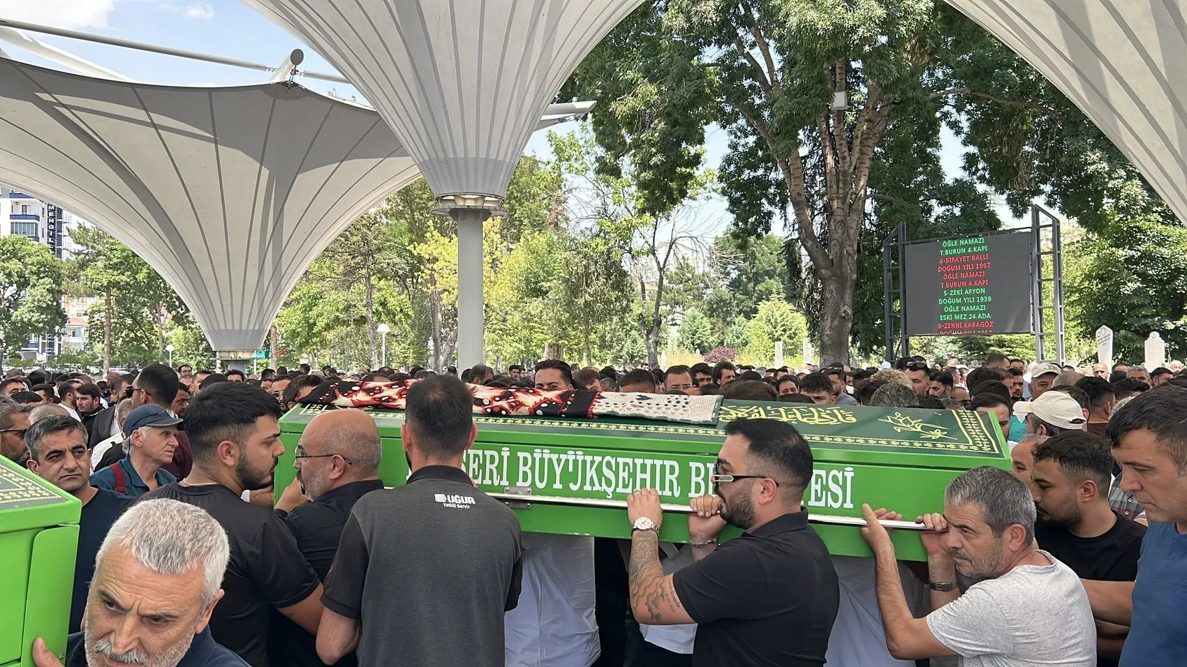 Kayseri'de düğün konvoyu kazasında hayatını kaybeden genç anne defnedildi