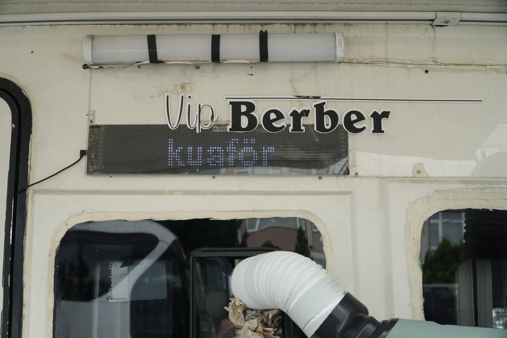 İstanbul’u bıraktı karavanında berber koltuğu kurdu