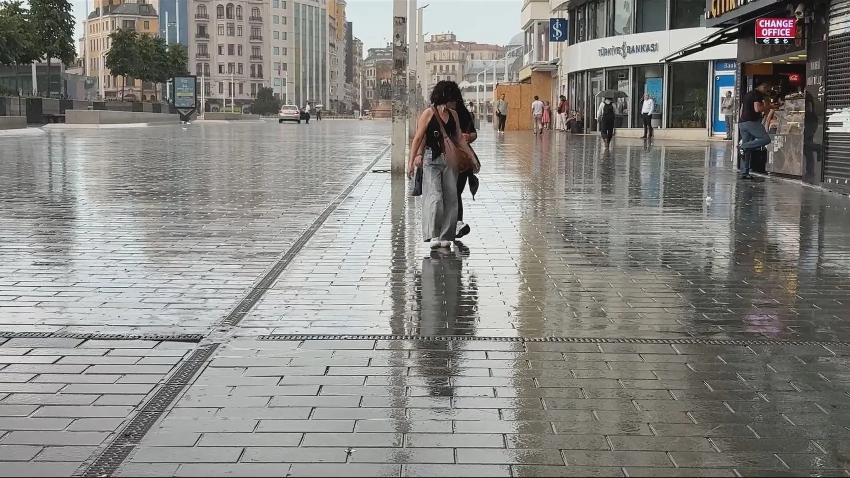 Taksim’de güne yağmurla başladık