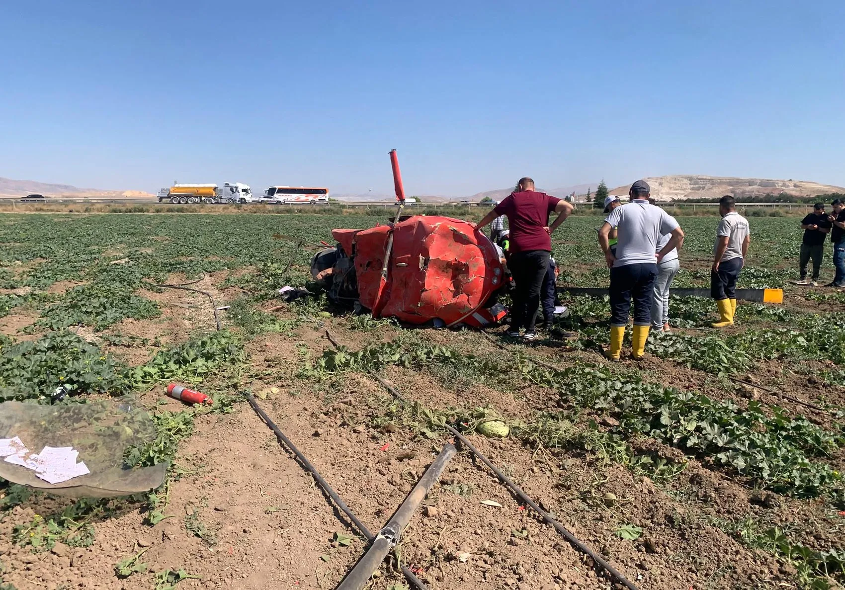 Ankara'da eğitim uçuşu yapan helikopter boş araziye çakıldı
