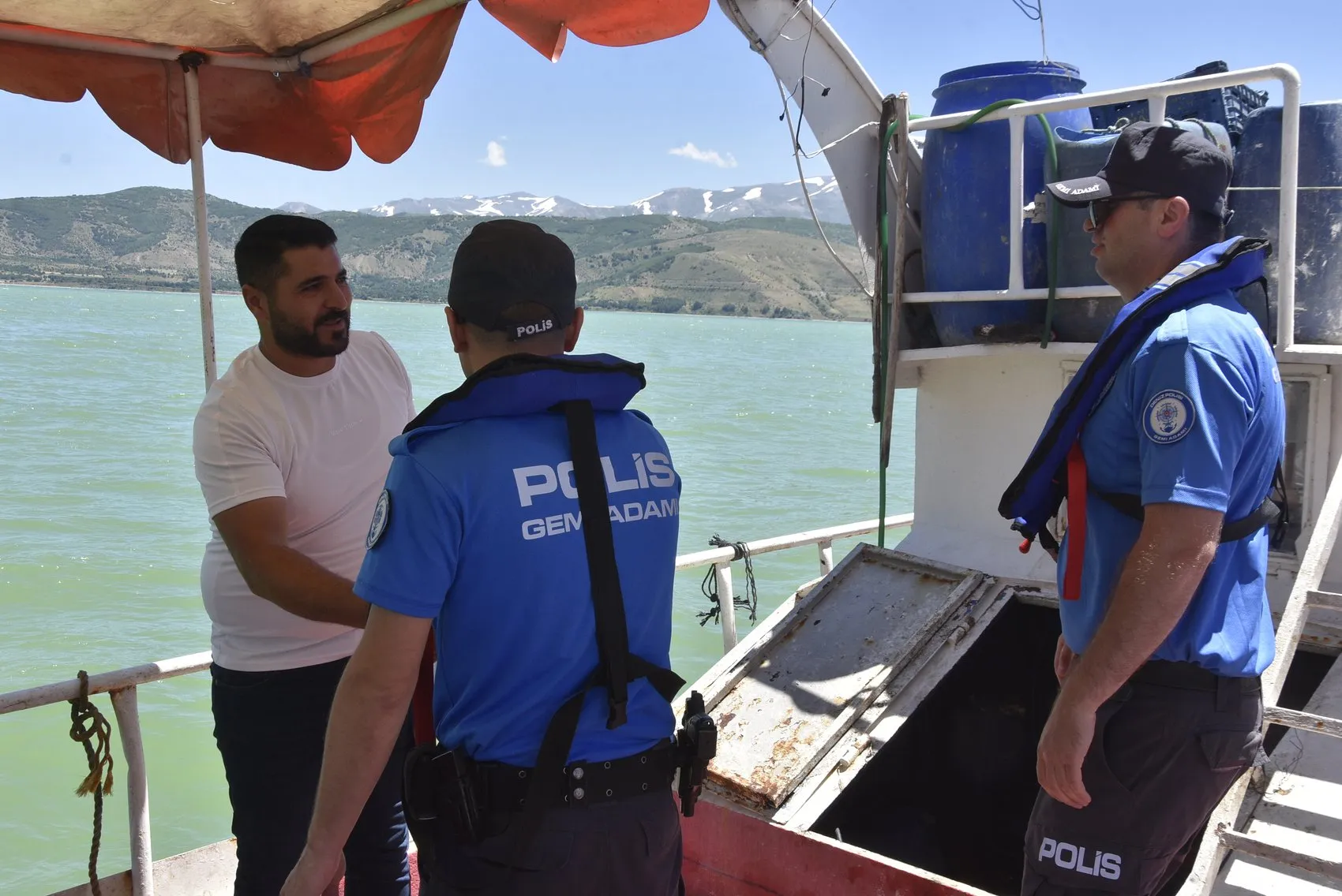 Van Gölü’nde balıkların zorlu göç yolculuğuna polis koruması