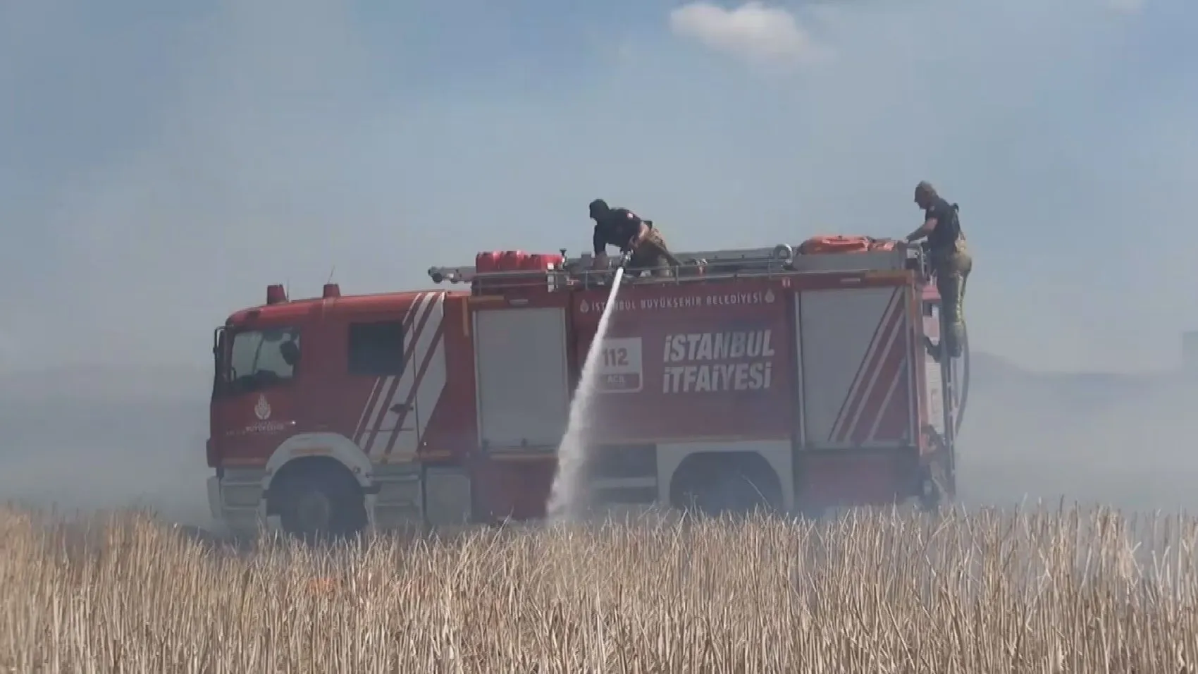 Silivri'de çöplük yangını 40 dönüm alanı küle çevirdi