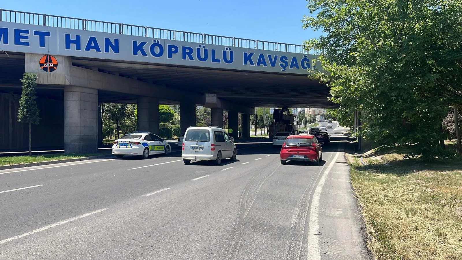 Nevşehir yolunda TIR köprüye takılınca trafik kilitlendi