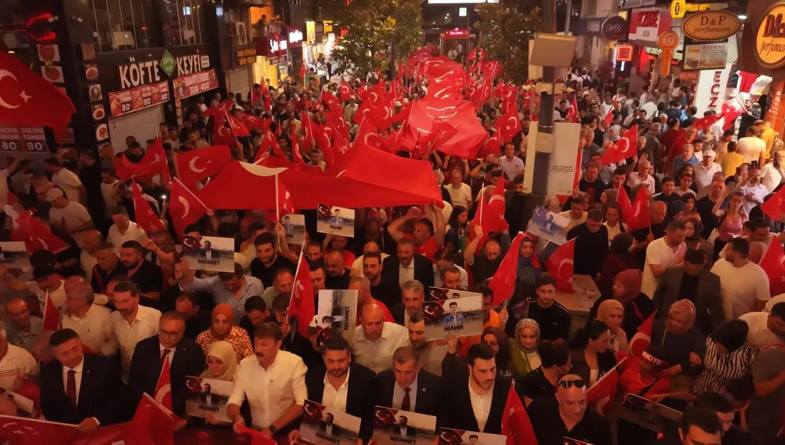 Bahçelievler'de 15 Temmuz anması için dev bayraklı yürüyüş