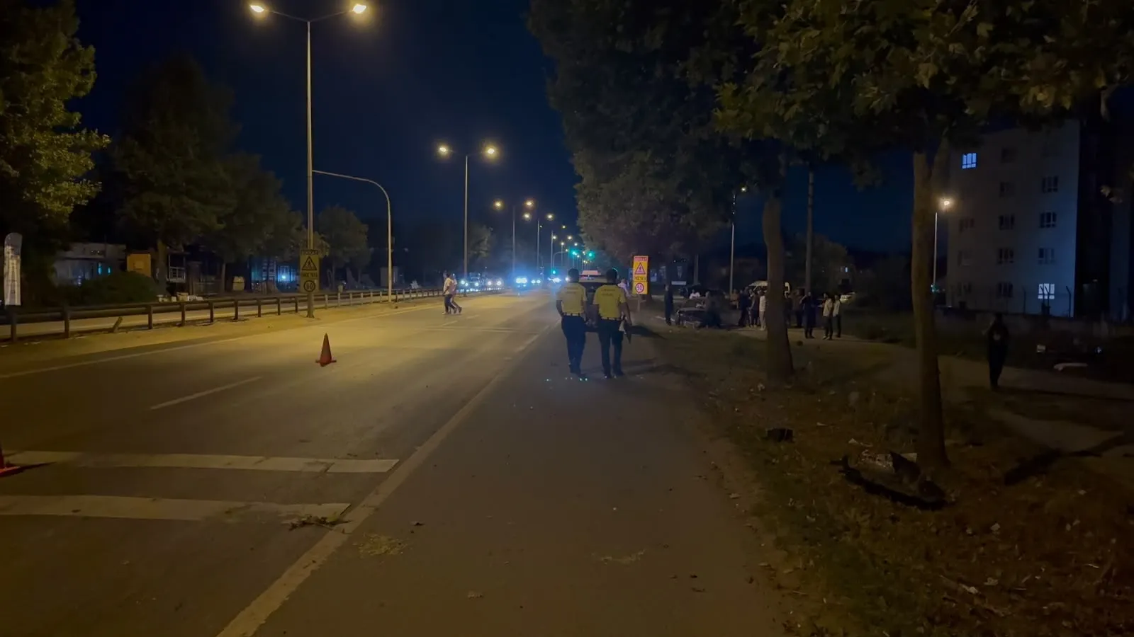 Sakarya’da kontrolden çıkan otomobil ağaca çarpıp ikiye bölündü